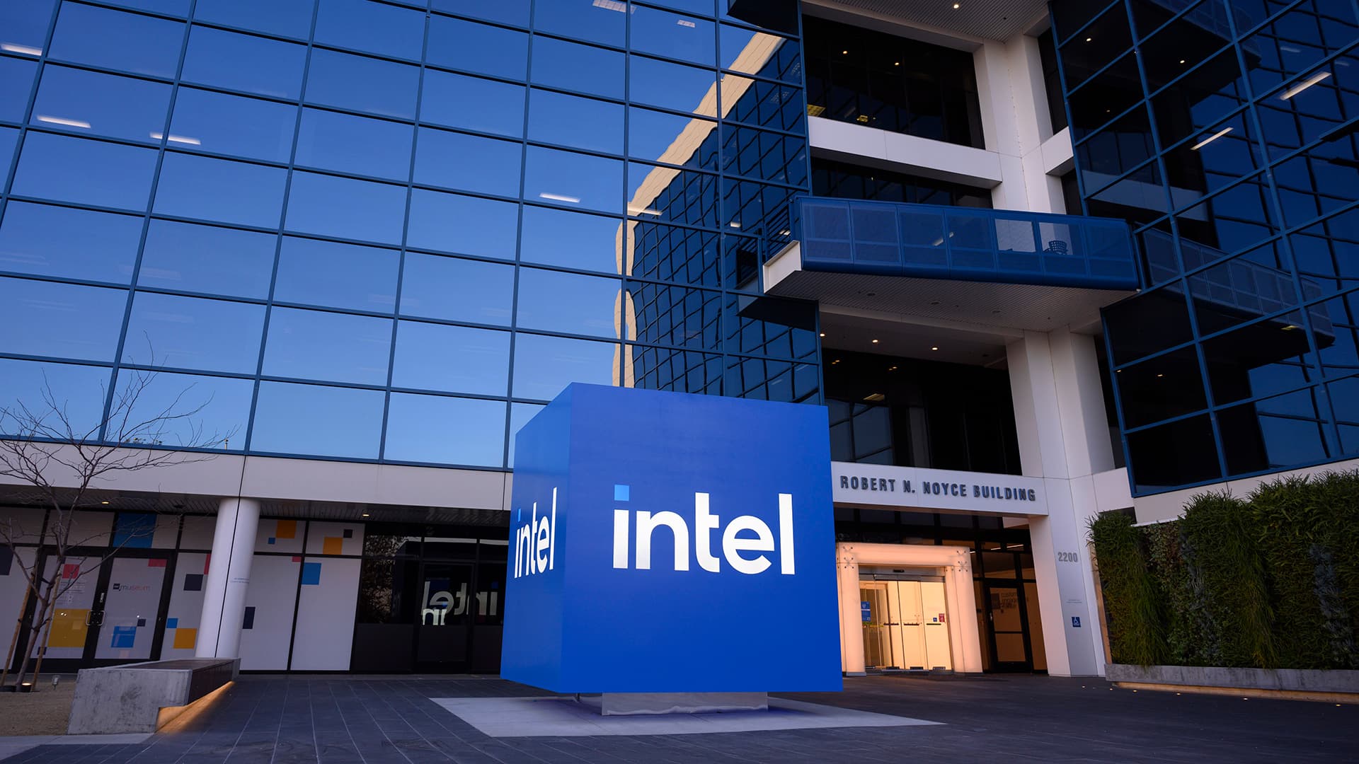 Intel, Broadcom CEOs flag AI industry challenges, trends at financial event