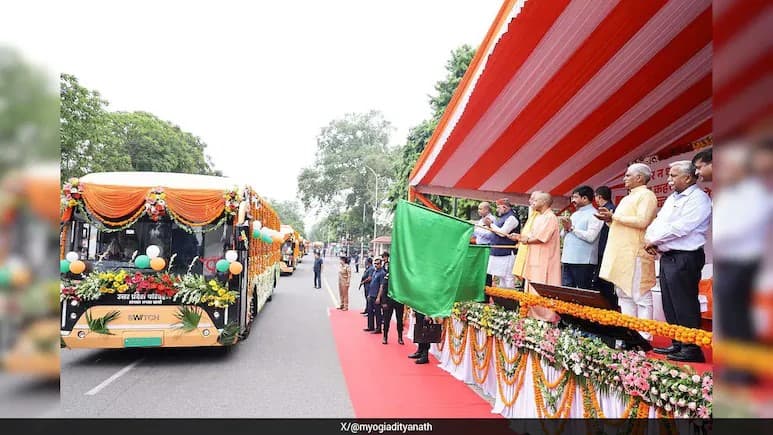 माननीय मुख्यमंत्री योगी आदित्यनाथ जी ने 45 इलेक्ट्रिक बसों को दिखाई हरी झंडी, नोएडा डिपो का किया उद्घाटन