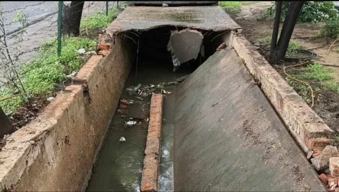 भारी बारिश से गामा-1 और बीटा-1 के बीच 60 मीटर रोड का नाला ध्वस्त, स्थानीय लोगों ने उठाए रखरखाव पर सवाल