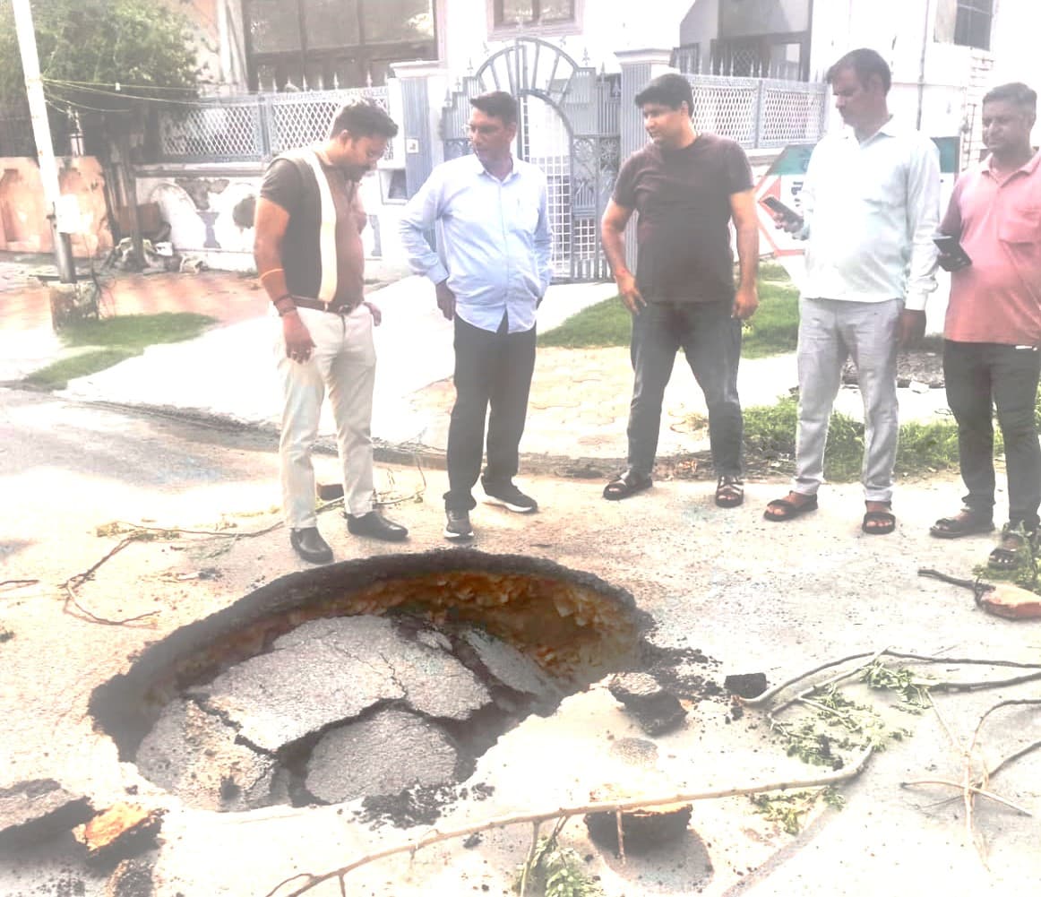डेल्टा-1 में क्षतिग्रस्त ड्रेन लाइन बनी खतरा, प्राधिकरण अधिकारियों ने किया निरीक्षण, आरडब्ल्यूए ने शीघ्र मरम्मत की मांग की