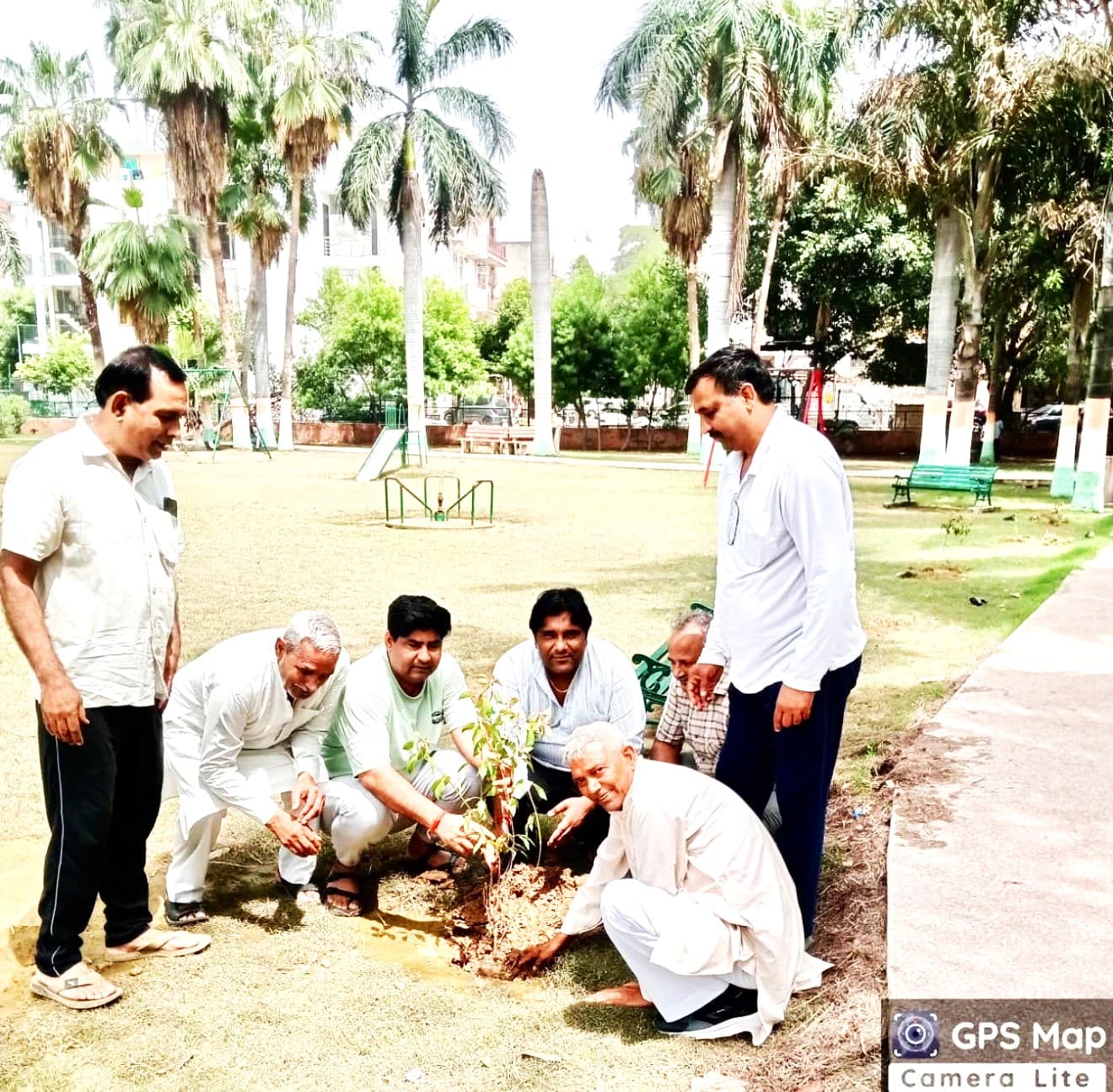 'एक पेड़ माँ के नाम' अभियान के तहत सेक्टर डेल्टा-1 में वृक्षारोपण, आरडब्ल्यूए और प्राधिकरण ने लगाए छायादार व फूलों के पौधे