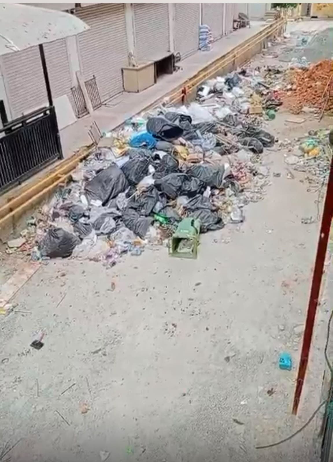 ग्रेटर नोएडा: डेल्टा-1 में कावेरी बिल्डर के कचरा निस्तारण पर सवाल, RWA ने स्वास्थ्य विभाग से कार्रवाई की मांग