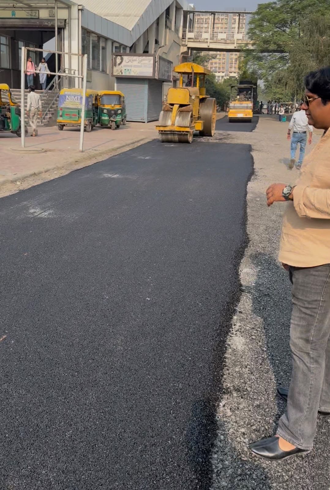 ग्रेटर नोएडा डेल्टा-1 की सर्विस रोड की मरम्मत शुरू, RWA की शिकायत पर प्राधिकरण ने की कार्रवाई - Photo 1